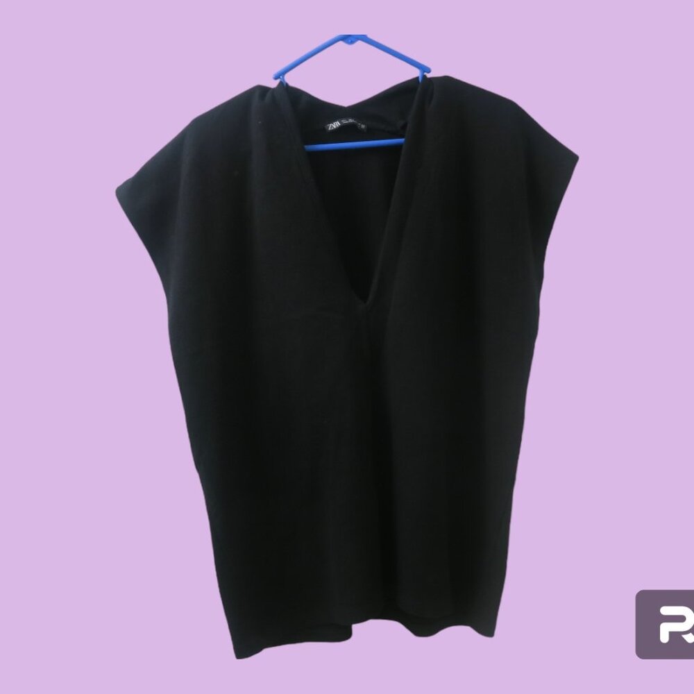 Zara sleeveless v-neck no sleeves blouse shirt top in black size large.